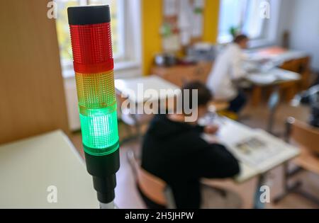 Naumburg, Deutschland. November 2021. In einem Klassenzimmer der Käthe Kruse Schule in Naumburg leuchtet eine sogenannte CO2-Ampel grün. Das Burgenland hat 135 mobile Raumluftfilteranlagen und über 770 CO2-Ampeln für seine Schulen erworben. Die Investitionen hierfür beliefen sich auf über 600,000 Euro. Die Systeme sind seit Ende der Herbstferien in Betrieb und bieten zusätzlichen Schutz in Zeiten steigender Coronainfektionen. Quelle: Hendrik Schmidt/dpa-Zentralbild/dpa/Alamy Live News Stockfoto