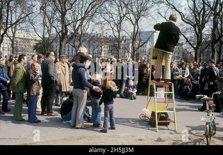London 1982. Eine Straße in London mit einem Mann, der auf einer Leiter steht, um seine Stimme den Menschen, die sich um ihn versammelt haben, Gehör zu verschaffen. Kredit Roland Palm. Stockfoto