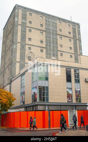 Bauverkleidungen Auftragnehmer Topek Limited. Preston's Crystal House & Cubic Wohnapartments - die am wenigsten geliebte Struktur der Stadt. Die Verkleidung des Gebäudes, das auf dem Gelände des ehemaligen Rathauses errichtet wurde, wird zur Erhöhung der Brandsicherheit ausgetauscht. Nach der Brandkatastrophe im Grenfell Tower wurde das 12-stöckige Gebäude zum zweiten Hochhaus im Stadtzentrum, dessen Verkleidung ersetzt wurde. Stockfoto