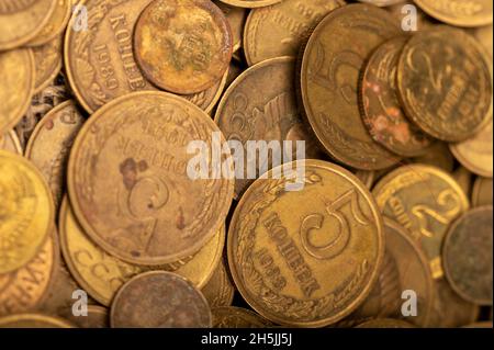 Alte Münzen in großer Menge aus dem Umlauf, Hintergrundbild, Nahaufnahme, selektiver Fokus Stockfoto