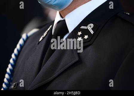 Polnische Feuerwehr-Gala-Uniform mit Dekorationen. Stockfoto