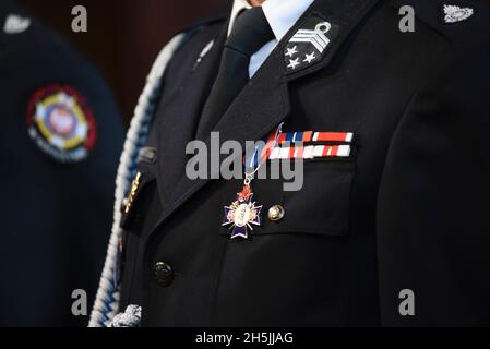 Polnische Feuerwehr-Gala-Uniform mit Dekorationen. Stockfoto