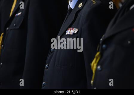 Polnische Feuerwehr-Gala-Uniform mit Dekorationen. Stockfoto