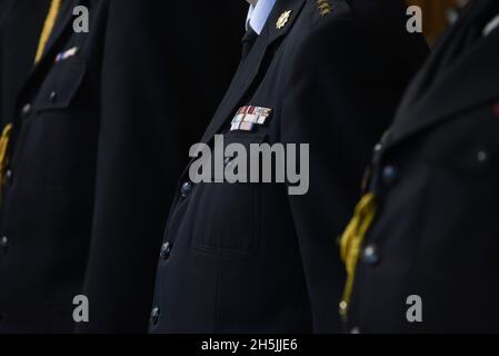 Polnische Feuerwehr-Gala-Uniform mit Dekorationen. Stockfoto