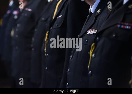 Polnische Feuerwehr-Gala-Uniform mit Dekorationen. Stockfoto