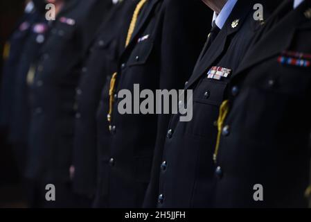 Polnische Feuerwehr-Gala-Uniform mit Dekorationen. Stockfoto