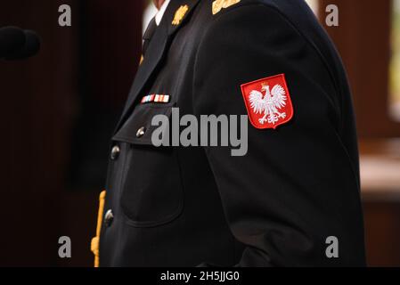 Polnische Feuerwehr-Gala-Uniform mit Dekorationen. Stockfoto