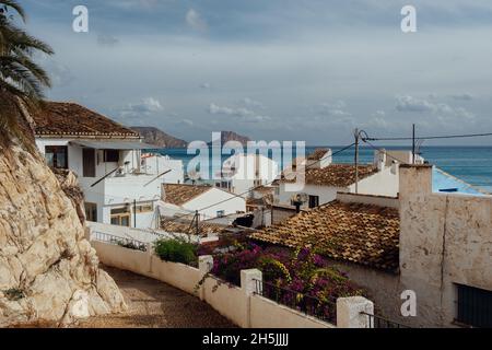 Schöne weiße Straße in Altea City mit Blick auf Calp und Mittelmeer Stockfoto