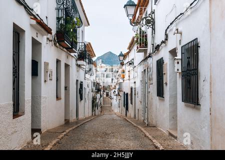 Schöne alte weiße Straße in Altea Stadt mit Blick auf einen Puig Campana Stockfoto