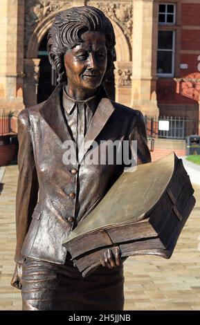 Die Statue von Barbara Castle ehemalige M P für Blackburn auf dem Jubilee Square in Blackburn mit einer Kopie des Gleichstellungsgesetzes. Stockfoto