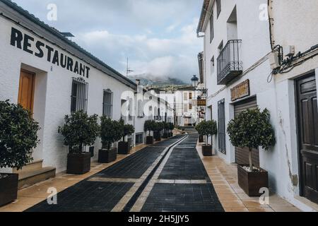 Schöne alte weiße Straße in Guadalest Stadt mit vielen Pflanzen Stockfoto