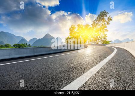 Land Asphaltstraße und grüne Berg natürliche Landschaft in Guilin bei Sonnenaufgang, China. Stockfoto