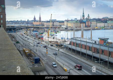 Stockholm, Schweden - 04.15.2017: Stadtbild von Stockholm vom Hafen aus gesehen mit einer befahrenen Straße vorne. Stockfoto