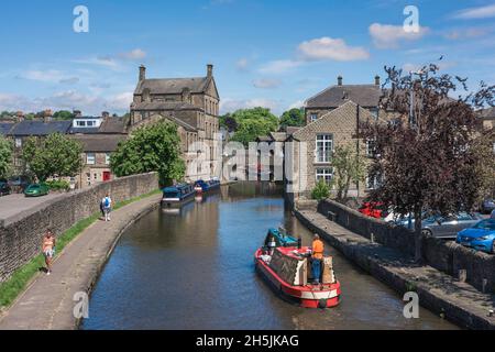 Leeds Liverpool Canal, Blick im Sommer auf ein Schmalboot, das auf dem Leeds und Liverpool Canal entlang fährt und sich der Stadt Skipton in North Yorkshire nähert Stockfoto