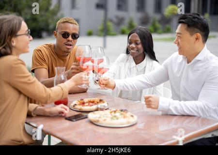 Das Business-Team hat im Café im Freien zu Mittag gegessen Stockfoto