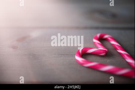 Candy Canes in Herzform. Schöne weihnachten Hintergrund. Stockfoto