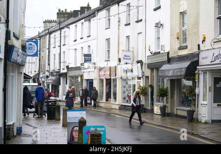 In Tavistock, Devon, in den Wahlkreisen Torridge und West Devon des ehemaligen Kabinettsministers Sir Geoffrey Cox, machen sich die Menschen auf den Weg entlang der Brook Street, Wer könnte sich einer Untersuchung durch den Unterhaus-Standardtsar stellen, weil er behauptet, er habe „gegen die Regeln verstoßen“, indem er sein Parlamentsbüro für seine zweite Stelle als Rechtsberater benutzte. Der ehemalige Generalanwalt sagte, er glaube nicht, dass er gegen die parlamentarischen Regeln verstoßen habe, nachdem ein Video erschien, das ihm zeigt, dass er in einer vom Auswärtigen Amt gestarteten Korruptionssonde externe Arbeit bei der Beratung der Britischen Jungferninseln unternimmt. Bilddatum: Mittwoch N Stockfoto