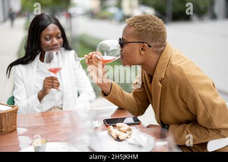 Geschäftspaar, das im Freien zu Mittag gegessen hat Stockfoto