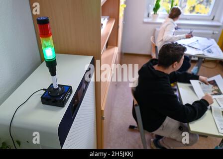 Naumburg, Deutschland. November 2021. Ein mobiles Luftfiltersystem funktioniert in einem Klassenzimmer der Käthe Kruse Schule in Naumburg. Das Burgenland hat 135 mobile Raumluftfilteranlagen und über 770 CO2-Ampeln für seine Schulen erworben. Die Investitionen hierfür beliefen sich auf über 600,000 Euro. Die Systeme sind seit Ende der Herbstferien in Betrieb und bieten zusätzlichen Schutz in Zeiten steigender Coronainfektionen. Quelle: Hendrik Schmidt/dpa-Zentralbild/dpa/Alamy Live News Stockfoto