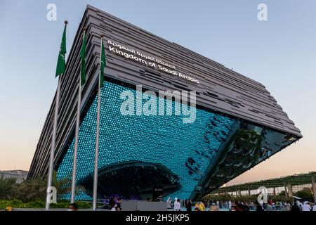 Dubai, VAE, 27.10.2021. Saudi-Arabien Pavillon auf der Expo 2020 Dubai, der zweitgrößte Pavillon auf der Expo mit Saudi-Nationalflaggen und farbenfroher Beleuchtung Stockfoto