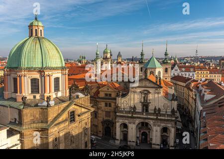 Prag, Tschechische Republik -14. Januar 2020: Luftaufnahme der Altstadt von Prag. Stockfoto