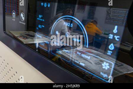 Naumburg, Deutschland. November 2021. Ein mobiles Luftfiltersystem funktioniert in einem Klassenzimmer der Käthe Kruse Schule in Naumburg. Das Burgenland hat 135 mobile Raumluftfilteranlagen und über 770 CO2-Ampeln für seine Schulen erworben. Die Investitionen hierfür beliefen sich auf über 600,000 Euro. Die Systeme sind seit Ende der Herbstferien in Betrieb und bieten zusätzlichen Schutz in Zeiten steigender Coronainfektionen. Quelle: Hendrik Schmidt/dpa-Zentralbild/dpa/Alamy Live News Stockfoto