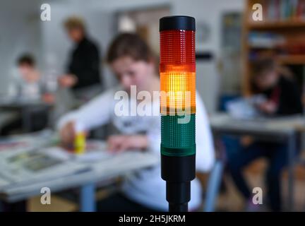 Naumburg, Deutschland. November 2021. In einem Klassenzimmer der Käthe Kruse Schule in Naumburg leuchtet eine sogenannte CO2-Ampel gelb. Das Burgenland hat 135 mobile Raumluftfilteranlagen und über 770 CO2-Ampeln für seine Schulen erworben. Die Investitionen hierfür beliefen sich auf über 600,000 Euro. Die Systeme sind seit Ende der Herbstferien in Betrieb und bieten zusätzlichen Schutz in Zeiten steigender Coronainfektionen. Quelle: Hendrik Schmidt/dpa-Zentralbild/dpa/Alamy Live News Stockfoto