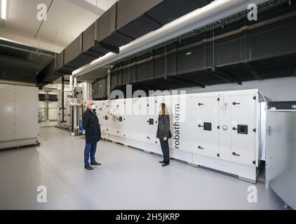 Sachsen, Schneeberg: 10. November 2021, Heike Krenkel. Das Sächsische Immobilien- und Baumanagementl erklärt Hartmut Vorjohann (CDU), Finanzminister Sachsens, das aufwendige Lüftungssystem des neuen Schießbereichs der Polizeifachschule. Am selben Tag wurde auf dem Gelände ein moderner Schießstand in Betrieb genommen. In der 6.6 Millionen Euro teuren Anlage können mit Hilfe von Beamern und einem Bildschirm Schießübungen in einem Winkel von 180 Grad durchgeführt werden. Ziel der Schulung ist es, jedem Polizisten und jeder Polizistin zu ermöglichen, den sicheren Umgang mit Waffen zu üben und zu verinnerlichen. Der Stockfoto