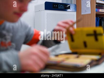 Naumburg, Deutschland. November 2021. Ein mobiles Luftfiltersystem funktioniert in einem Klassenzimmer der Käthe Kruse Schule in Naumburg. Das Burgenland hat 135 mobile Raumluftfilteranlagen und über 770 CO2-Ampeln für seine Schulen erworben. Die Investitionen hierfür beliefen sich auf über 600,000 Euro. Die Systeme sind seit Ende der Herbstferien in Betrieb und bieten zusätzlichen Schutz in Zeiten steigender Coronainfektionen. Quelle: Hendrik Schmidt/dpa-Zentralbild/dpa/Alamy Live News Stockfoto