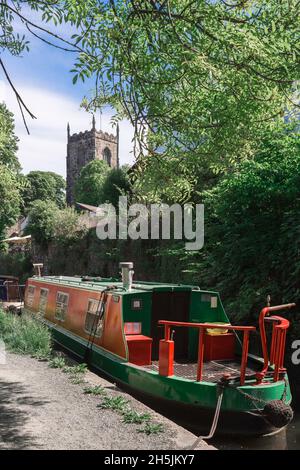 UK Hausboot, Blick im Sommer auf ein Hausboot, das im Spring Branch Canal in der North Yorkshire Marktstadt Skipton, England, liegt Stockfoto