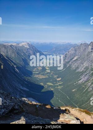 Wandern auf dem norwegischen Berg Bispen über Bispevatnet und Trollstigen Straße. Reisen Sie in Skandinavien, Norwegen. Klettern Stockfoto