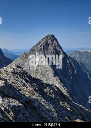 Wandern auf dem norwegischen Berg Bispen über Bispevatnet und Trollstigen Straße. Reisen Sie in Skandinavien, Norwegen. Klettern Stockfoto