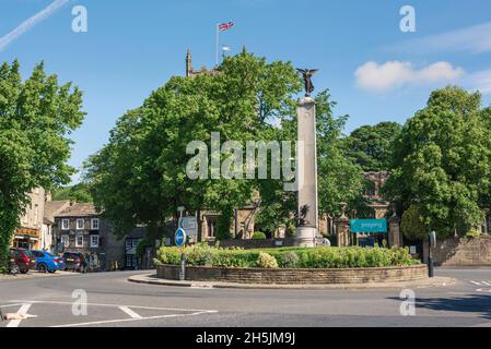 Skipton war Memorial, Blick im Sommer auf das Kriegsdenkmal am nördlichen Ende der High Street in Skipton, North Yorkshire, England, Großbritannien Stockfoto
