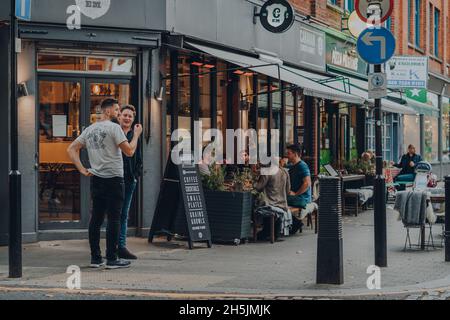 London, Großbritannien - 23. Oktober 2021: Menschen vor dem Caravan-Café in Exmouth Market, einer halbwegs verkehrsberuhigten Straße in Clerkenwell, Islington, und einem Fam Stockfoto