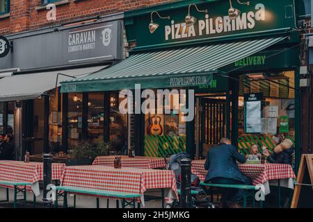 London, Großbritannien - 23. Oktober 2021: Außenansicht des Restaurants Pizza Pilgrims im Exmouth Market, einer halbFußgängerstraße in Clerkenwell, Islington, und einem Stockfoto