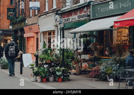 London, Großbritannien - 23. Oktober 2021: Reihe von Geschäften und Cafés auf dem Exmouth Market, einer halb Fußgängerstraße in Clerkenwell, Islington, und einer berühmten Straße Stockfoto