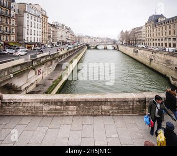 Seine mit großem Blick über die Winterszene von Paris mit Blick auf die Quai Saint Michel Straße vom Petit Pont Stockfoto