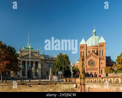 Das Gerichtsgebäude des Tribunals de proximity und die Kirche Eglise Saint-Pierre-le-Jeune haben einen klaren, blauen Himmel Stockfoto