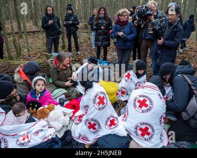 Narewka, Polen. November 2021. Polnische und internationale Medien berichten über die Geschichte des Flüchtlings in Polen.Eine siebzehnköpfige Flüchtlingsfamilie, darunter neun Kinder aus Dohuk, Irak, verbrachte siebzehn Tage in einem Wald an der polnischen Grenze in Belarus und wurde achtmal zurückgedrängt. Verzweifelt mit einem sieben Monate alten Baby und einer älteren Frau mit Beinproblemen beschlossen sie, Aktivisten um Hilfe zu bitten. Kredit: SOPA Images Limited/Alamy Live Nachrichten Stockfoto