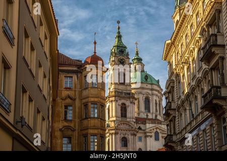Ansicht der Altstadt mit Fassaden von bunten alten Gebäuden in Prag, Tschechische Republik. Stockfoto