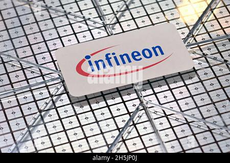 Neubiberg. November 2021. Infineon Waver, Sachaufnahme.Semiconductor Chip Jahrespressekonferenz DER INFINEON Technologies AG am 10. November 2021 in Neubiberg. Kredit: dpa/Alamy Live Nachrichten Stockfoto