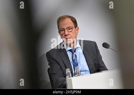 Neubiberg. November 2021. Dr. Reinhard Ploss Vorsitzender der Geschäftsführung (CEO) vor dem Logo, Einzelbild, getrimmt Einzelmotiv, Halbfigur, Halbfigur, Halbfigur, Jahrespressekonferenz DER INFINEON Technologies AG am 10. November 2021 in Neubiberg. Kredit: dpa/Alamy Live Nachrichten Stockfoto