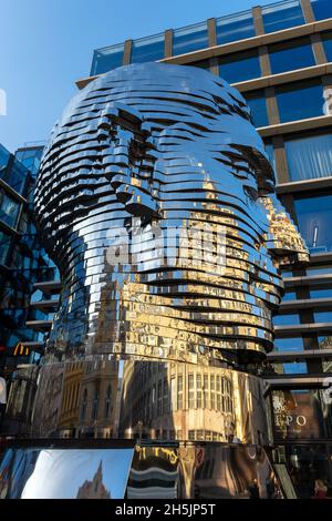Prag, Tschechische Republik - 15. Januar 2020: Kopf eines bewegenden Denkmals von Franz Kafka, auch bekannt als Statue von Kafka. Außenskulptur des Künstlers David CE Stockfoto
