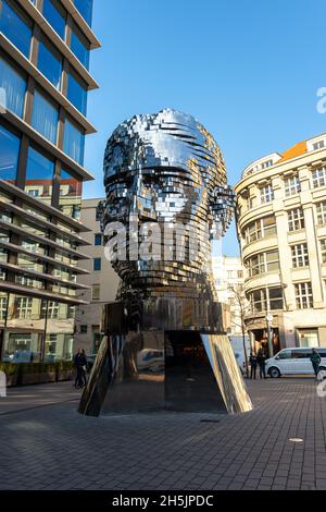 Prag, Tschechische Republik - 15. Januar 2020: Kopf eines bewegenden Denkmals von Franz Kafka, auch bekannt als Statue von Kafka. Außenskulptur des Künstlers David CE Stockfoto