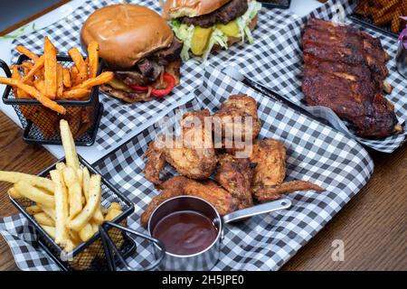 Sheffield UK – 22. Mai 2018: BBQ Spare Ribs, gebratenes Huhn und Burger und Pommes frites - American Diner Barbecue Food from Fire Pit, West Street Stockfoto