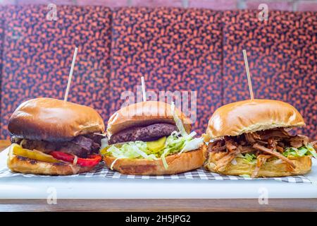 Sheffield UK – 22. Mai 2018: Klassischer Cheeseburger, Pulled Pork Burger und Steak Burger – amerikanische Diner-Gerichte aus Fire Pit, West Street Stockfoto