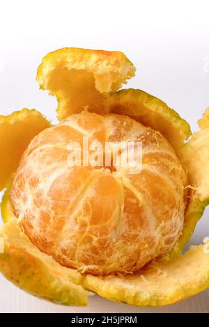Mandarine, geschälte frische Mandarine, Nahaufnahme von Zitrusfrüchten auf weißem Hintergrund, Makro Stockfoto
