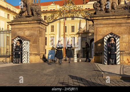 Prag, Tschechische Republik - 15. Januar 2020: Wachwechsel auf der Prager Burg, Tschechische Republik. Stockfoto