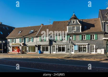 Deutschland, Haan, Bergisches Land, Niederbergisches Land, Niederberg, Rheinland, Nordrhein-Westfalen, NRW, Wohn- und Geschäftshäuser in der Kaiserstraße, Fachwerkhäuser mit Schieferfassaden und grünen Fensterläden, rechts Nr. 55 mit Dachgaube und Derrickbalken, links Nr. 53, Barth-Haus, ehemalige Residenz des Schriftstellers Emil Barth und des Malers Carl Barth Stockfoto