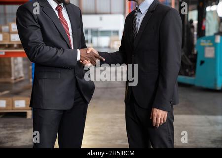 Manager und Vorgesetzte diskutieren in einem Lager über Probleme. Stockfoto